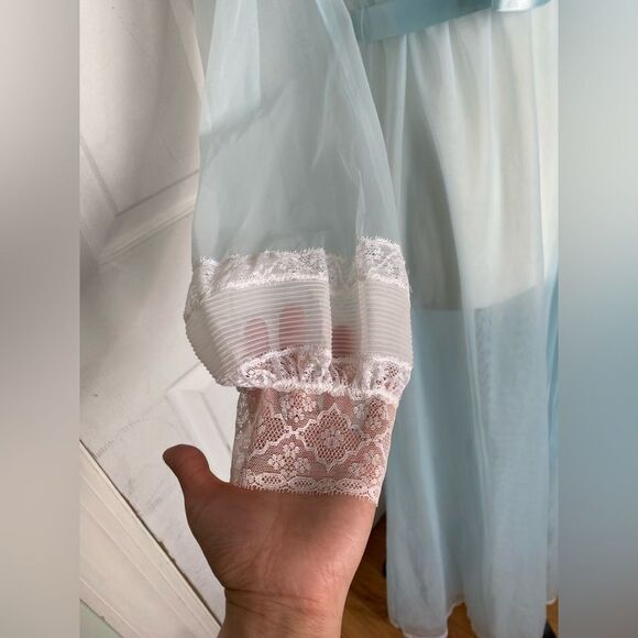 1950s Baby Blue & Lace Romantic Vanity Fair Robe - Picture 2 of 13